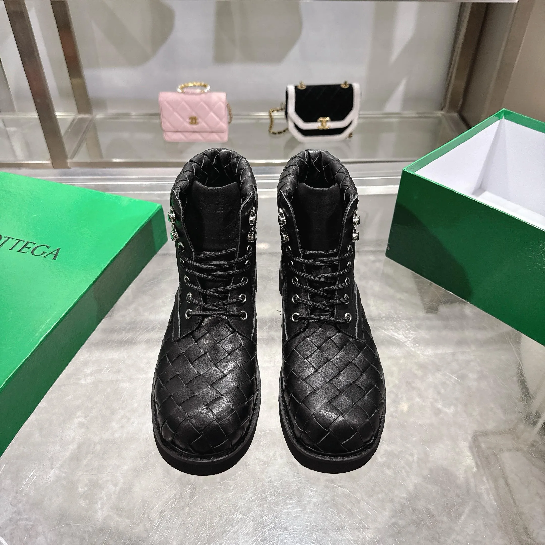 [BV] Top P:980💰Size for couples: Female 35-39 Male 39--44 (Female 40. Male 38.45.46.47 customization is not returnable) [Note‼ ️] Add 💰 to size 46, add 💰 to size 47. Bottega Veneta's 2026 spring counter synchronized couple style Bottega Veneta round toe braided strappy boots! Grained cowhide woven! Solid color Niuli! Leather outsole! [Rose][Rose]! Purely hand-woven and operated, the original board is reproduced one-to-one! quality assurance!